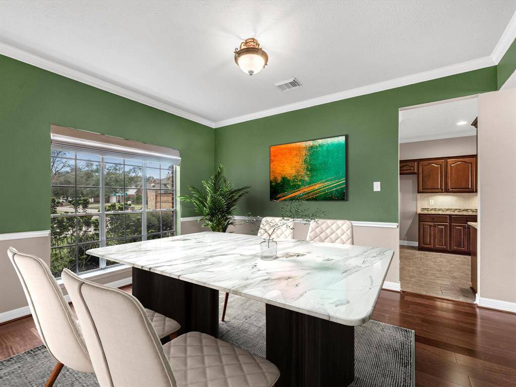 Front dining area, could also function as an office.