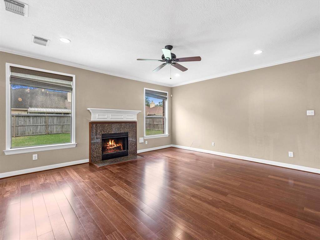 Spacious concept w/ centered fireplace