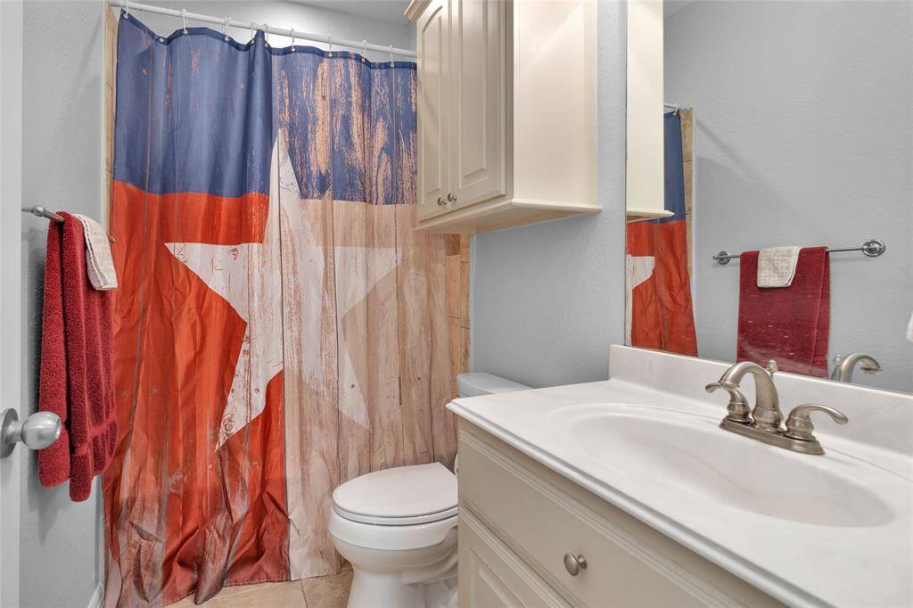 Third bathroom that is shared between two secondary bedrooms.