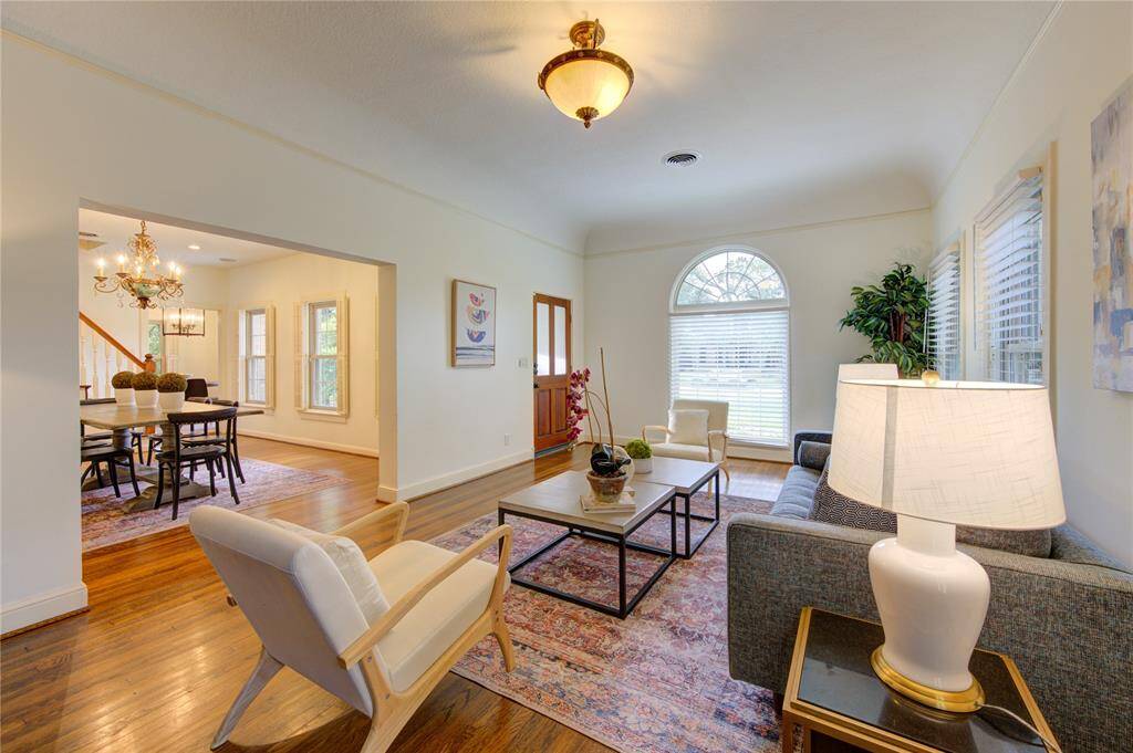 This living room is an ideal setting for both relaxed family gatherings and sophisticated entertaining, combining classic design with modern amenities for the ultimate living experience.