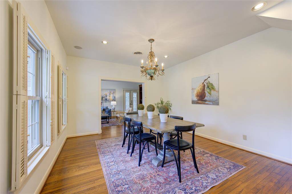 The elegant design is complemented by hardwood floors and a stylish chandelier, adding a touch of sophistication. The open layout ensures that guests can easily move between the dining and living areas, making it ideal for both intimate dinners and grand celebrations.