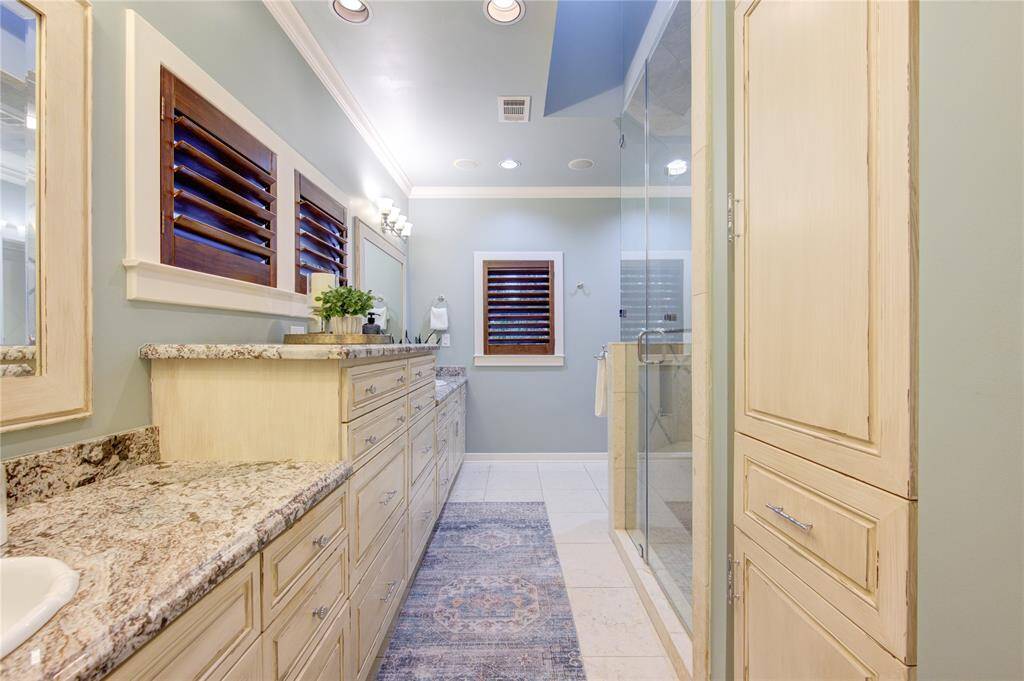 With its sophisticated design and high-quality finishes, this bathroom provides a serene and elegant environment for daily routines.