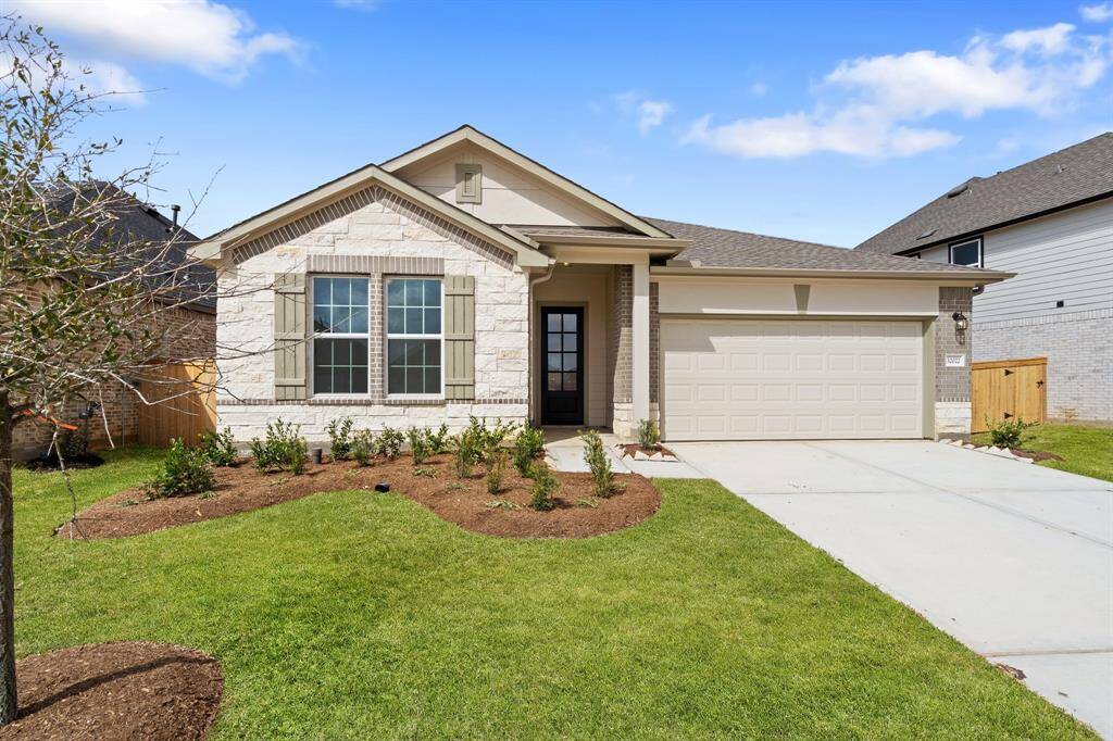Welcome home to 32022 Meadowlake Mews Lane located in the community of Dellrose and zoned to Waller ISD.