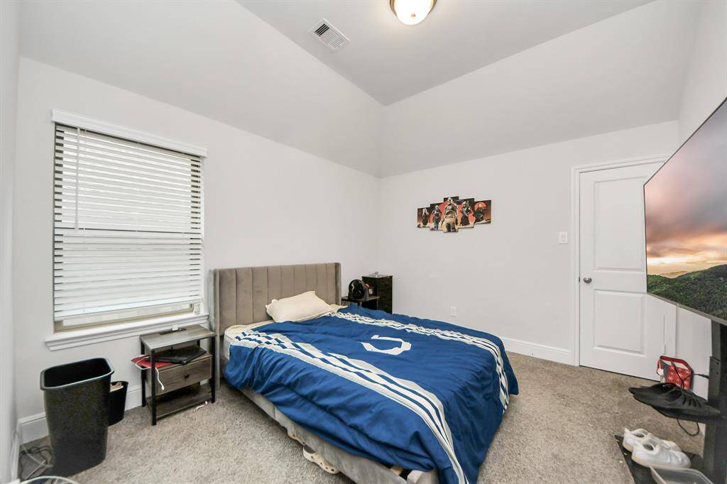 Secondary bedroom.