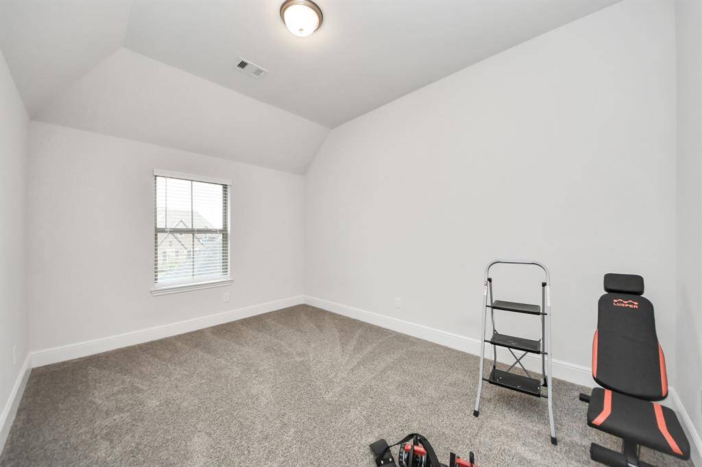 Secondary bedroom.