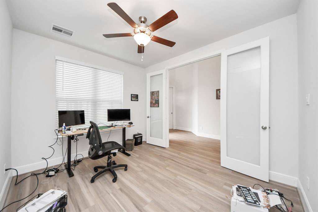 Functional and airy study at the front of the home.