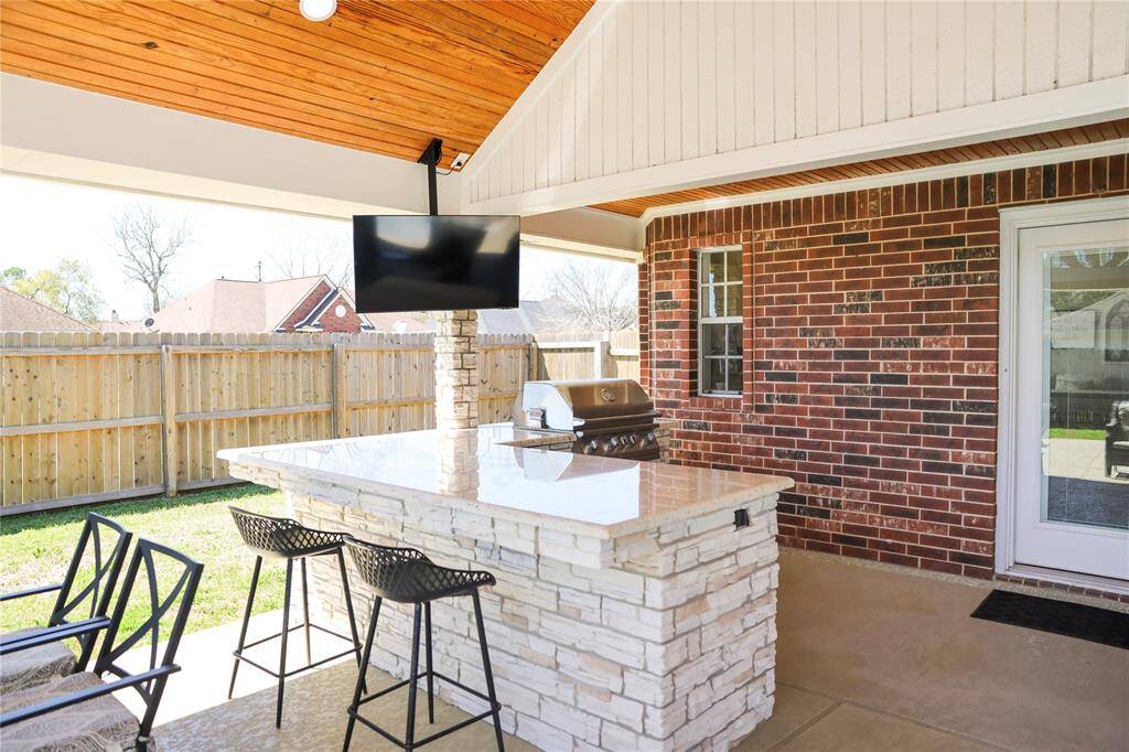 outdoor kitchen/bar