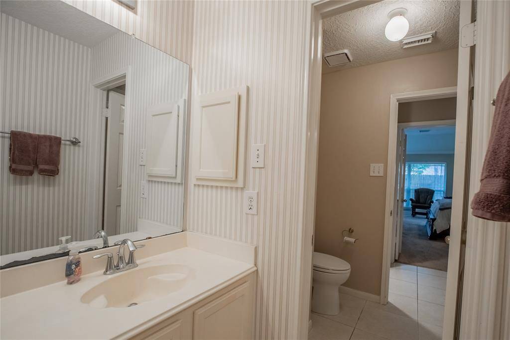 Another view of full guest bath