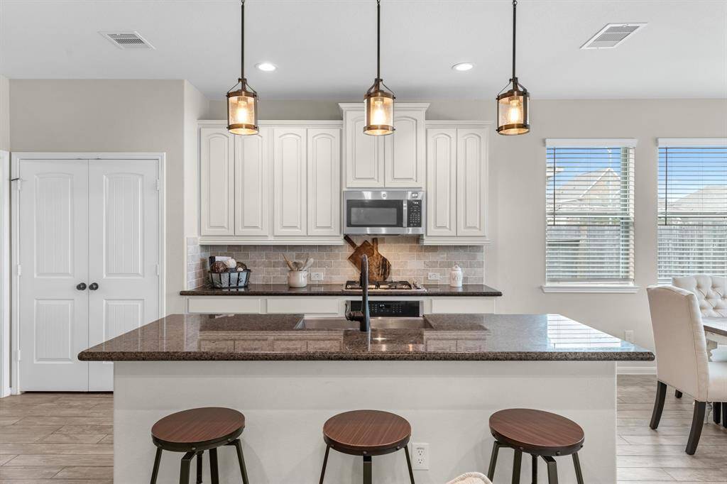 Center island with farmhouse sink & exotic granite counter