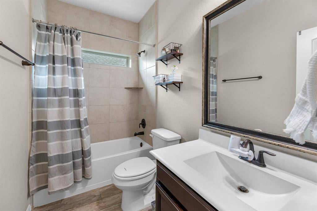 Full bathroom situated between the two front guest bedrooms