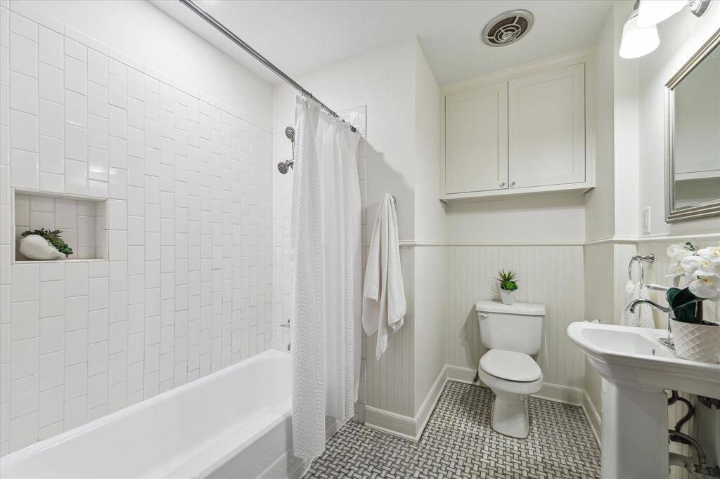 The large main bath features a tub/shower combo and beautifully distinctive floor tile.