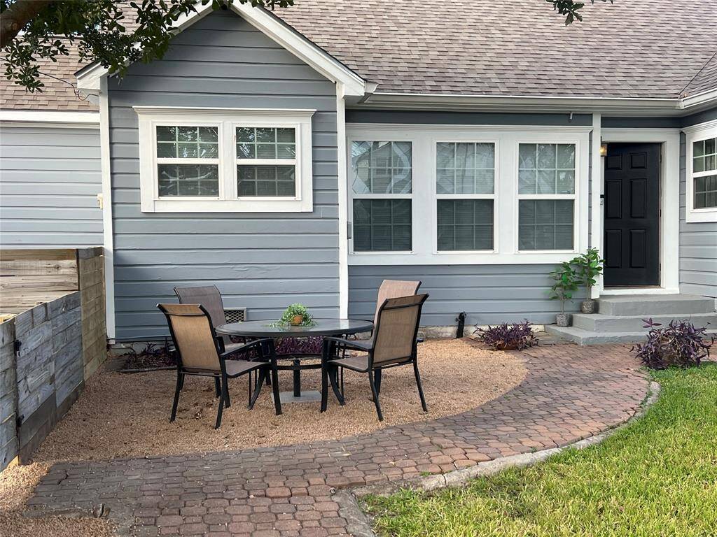 There is plenty of outdoor living spaces in the fully fenced front and back yards.