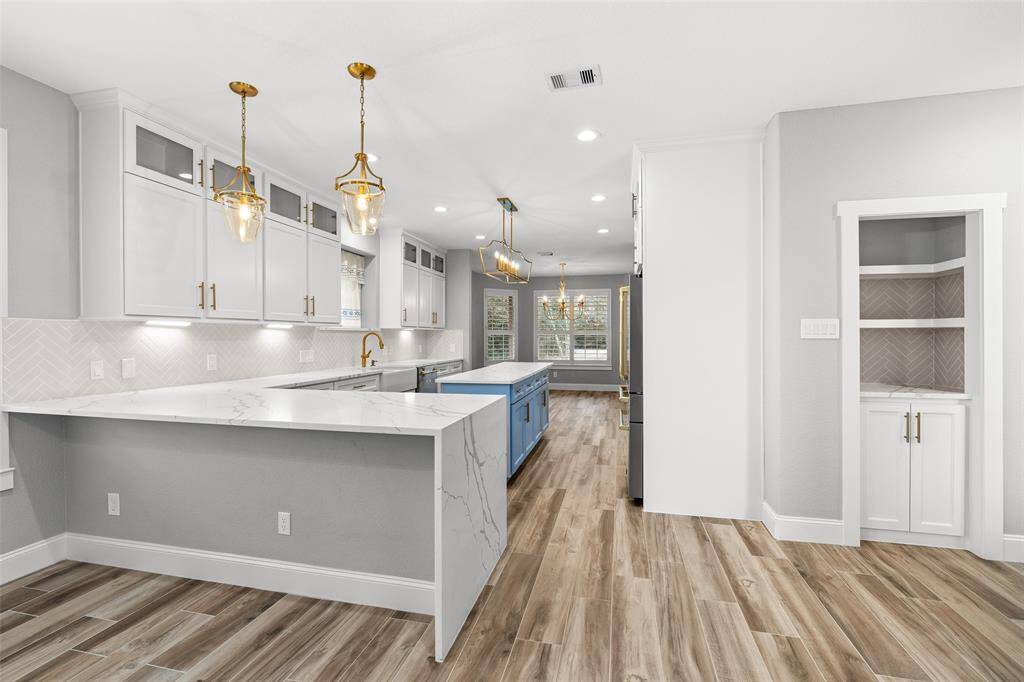 Beautiful kitchen with lots of upgrades