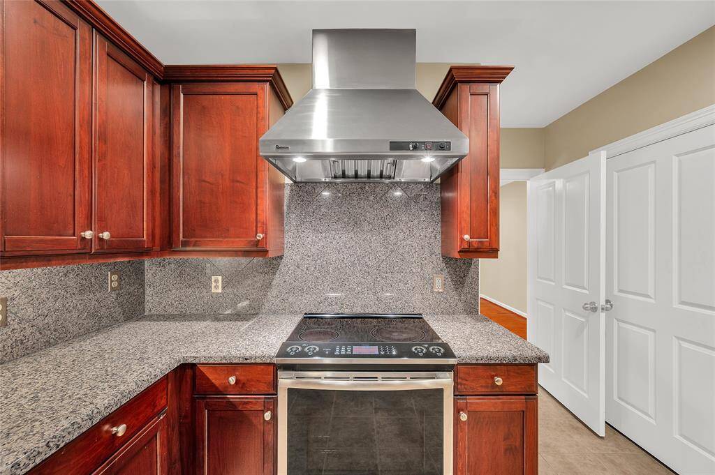 The closed door on right is the washer/dryer and hot water heater. Sellers replaced washer/dryer in 2023. To right of the closed door is Walk-In Pantry which is out of camera range.