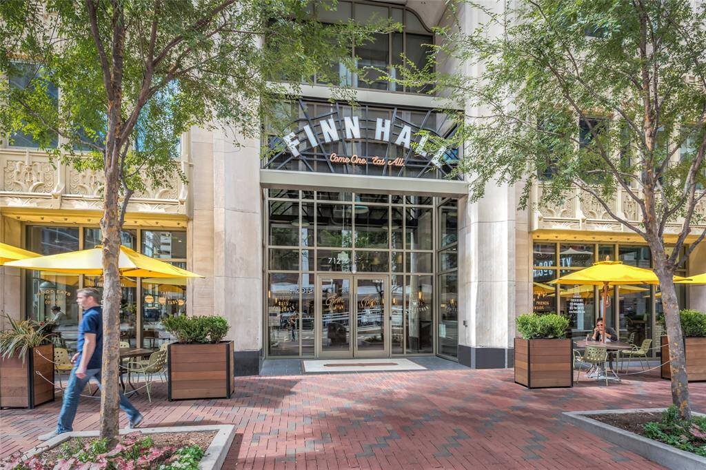 Finn Hall is located 2 blocks from Commerce Towers. One of several Chef-Driven Food Halls in Downtown featuring numerous great restaurants under one roof. Quick, easy & with options everyone can choose what they want to eat!