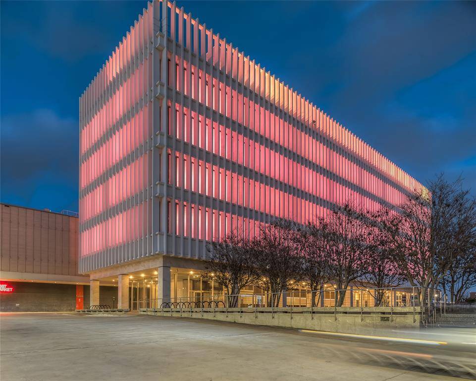 POST Houston is a multi-use complex in the converted Barbara Jordan Post Office. Featuring an international food hall, office space, coop work space, 713 Music Hall by Live Nation and multi acre Skylawn Rooftop Gardens. A wide range of events are held here most weekends as well!