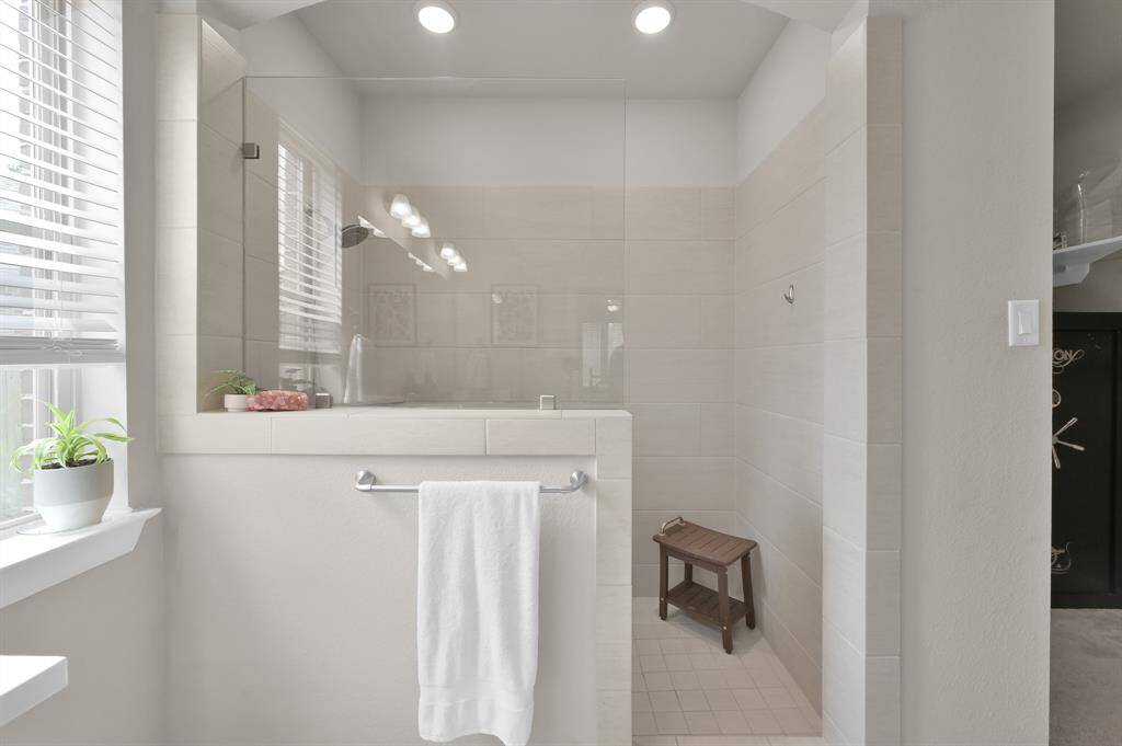 Unwind in style and comfort, thanks to the elegant standing shower. Every element in this bathroom gives you that "spa" vibe.