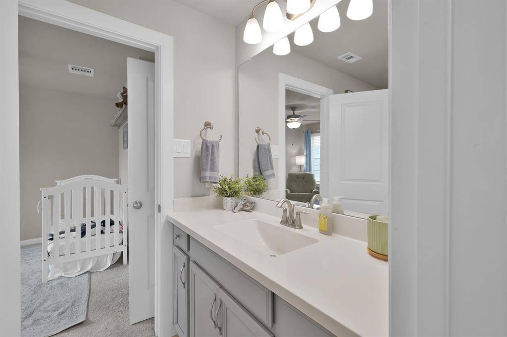 The upstairs full bathroom.