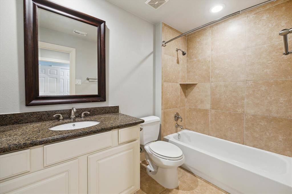 Third floor en suite bath