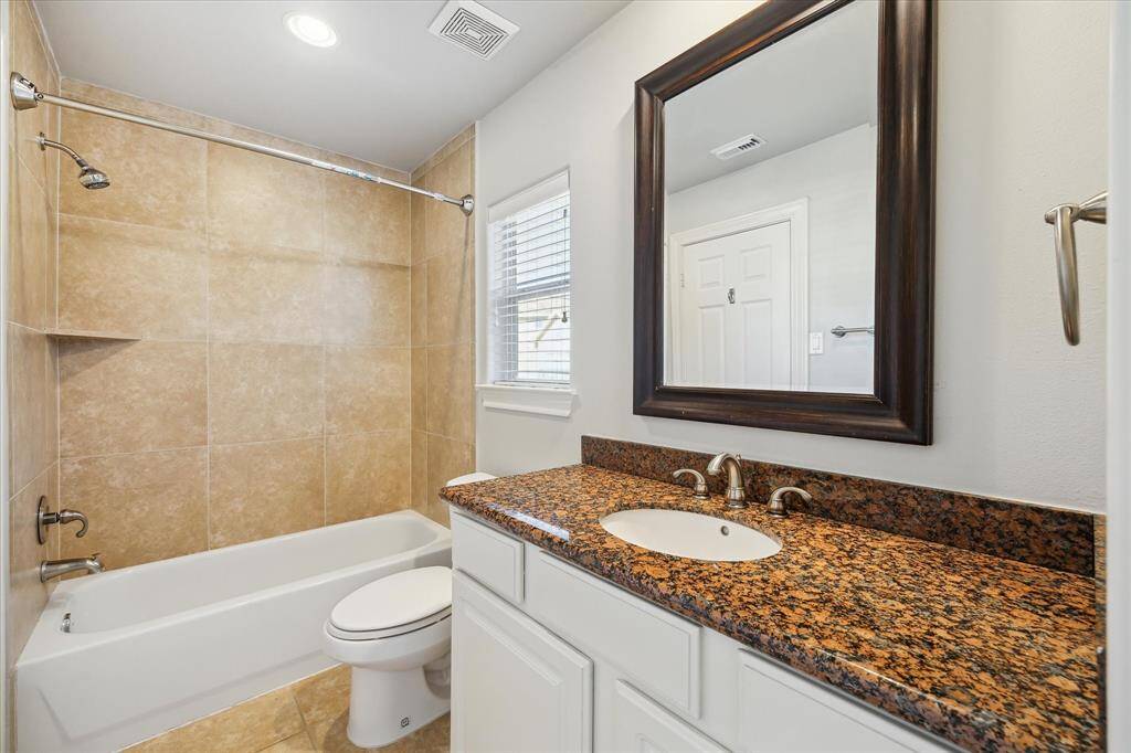 Hollywood bath between the two secondary bedrooms on the second floor