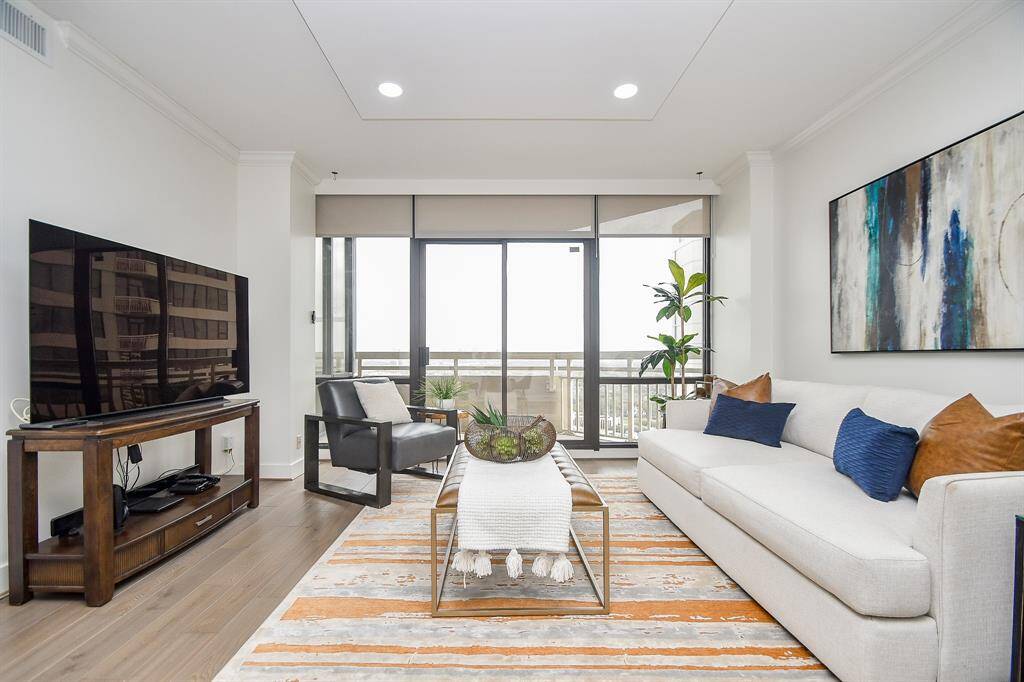 Welcome to this stunning 24th-floor unit, featuring an open living area flooded with natural light. Enjoy breathtaking city views and a bright, airy atmosphere,