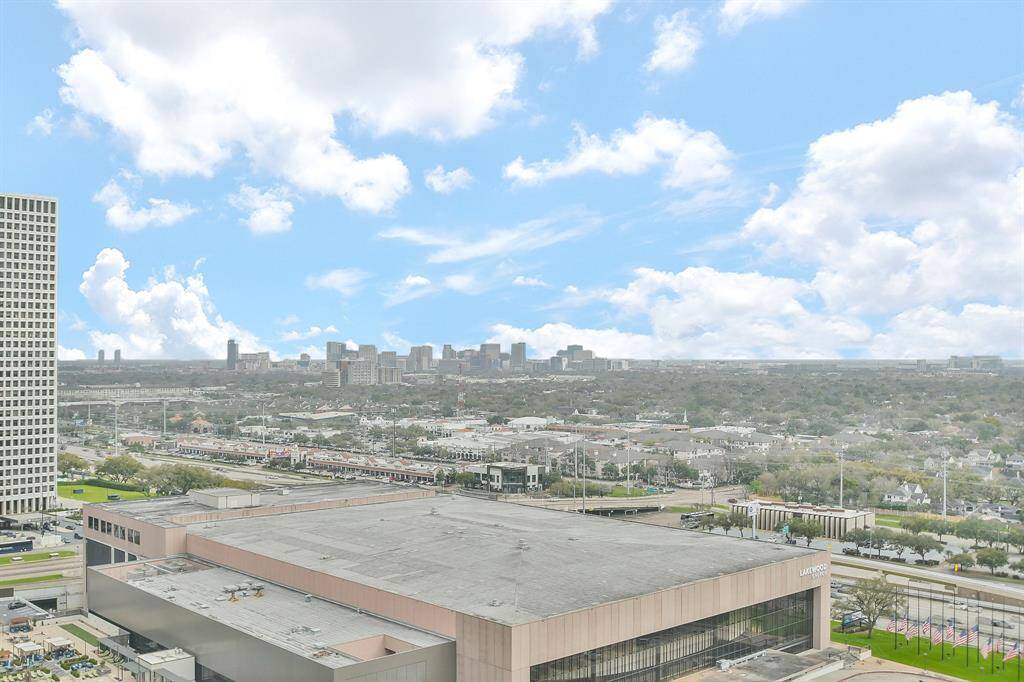 Enjoy stunning views of the Houston skyline; with easy access to shopping, dining, the Med Center, Downtown and the Galleria, this home places you in the heart of it all.