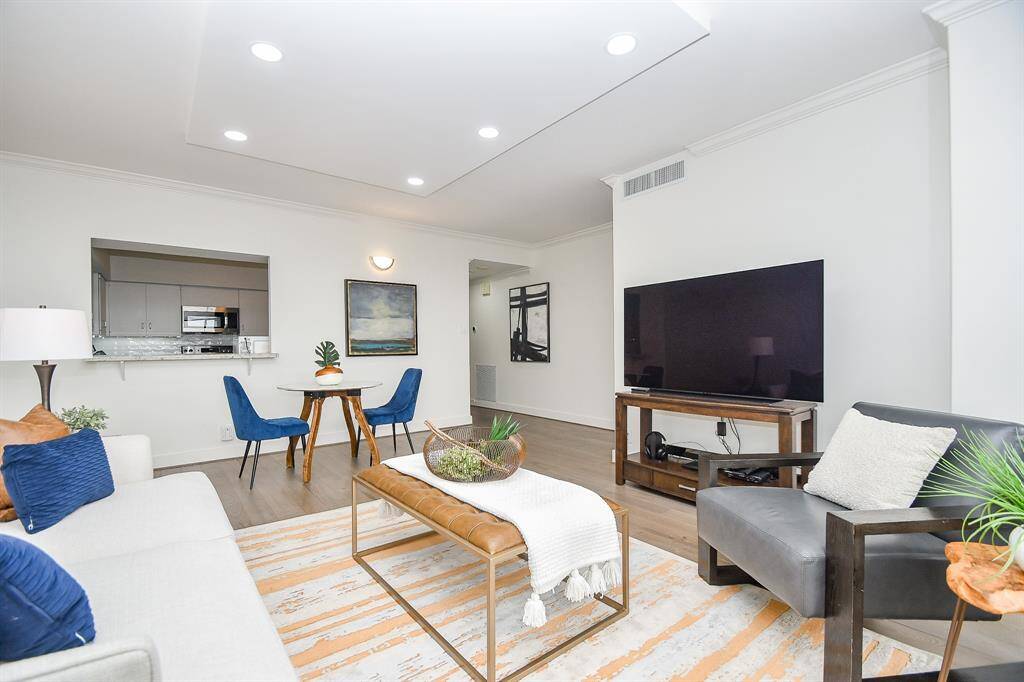 An open connection to the kitchen, the passthrough window can serve as a bar or meal service area. It allows you to entertain while keeping dirty dishes out of sight.