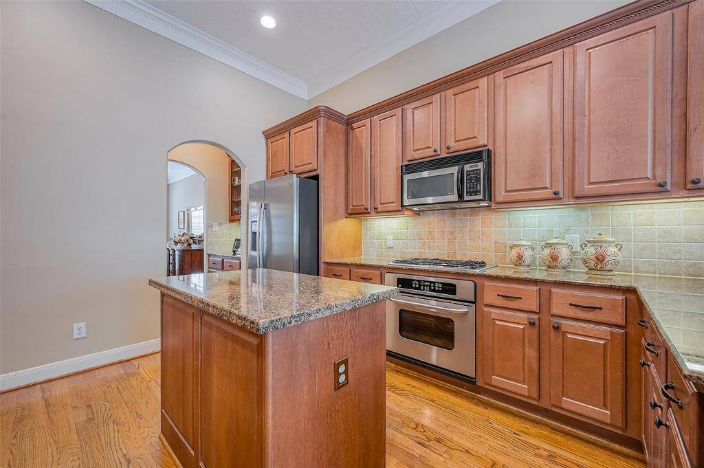 Gas range, stainless appliances and granite countertops make this kitchen very appealing.