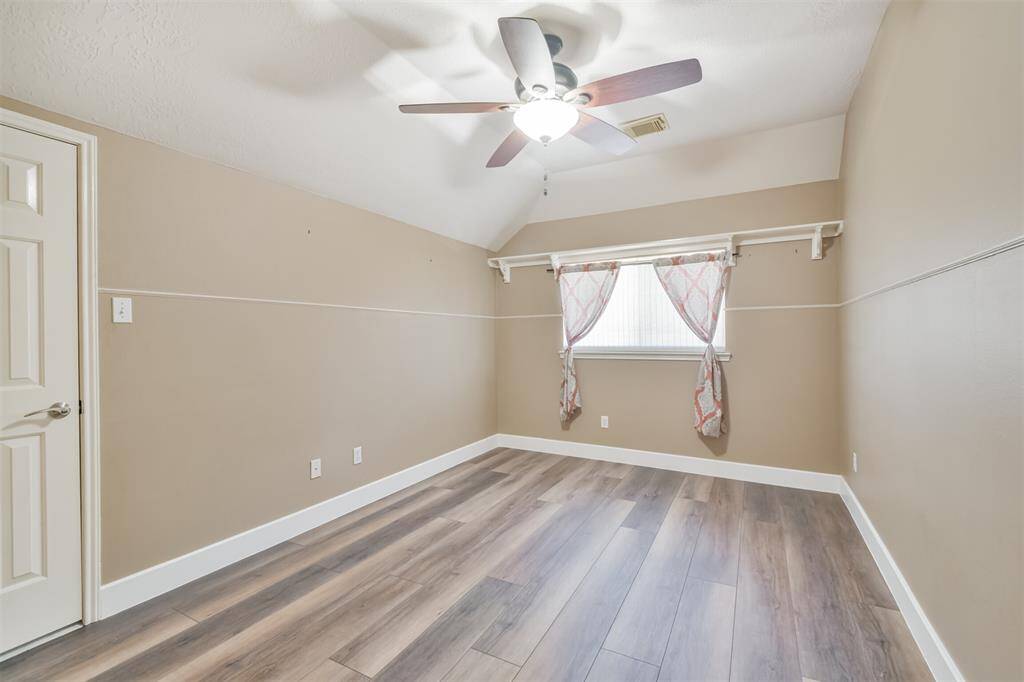 Secondary bedroom with ensuite bathroom is perfect for guests.