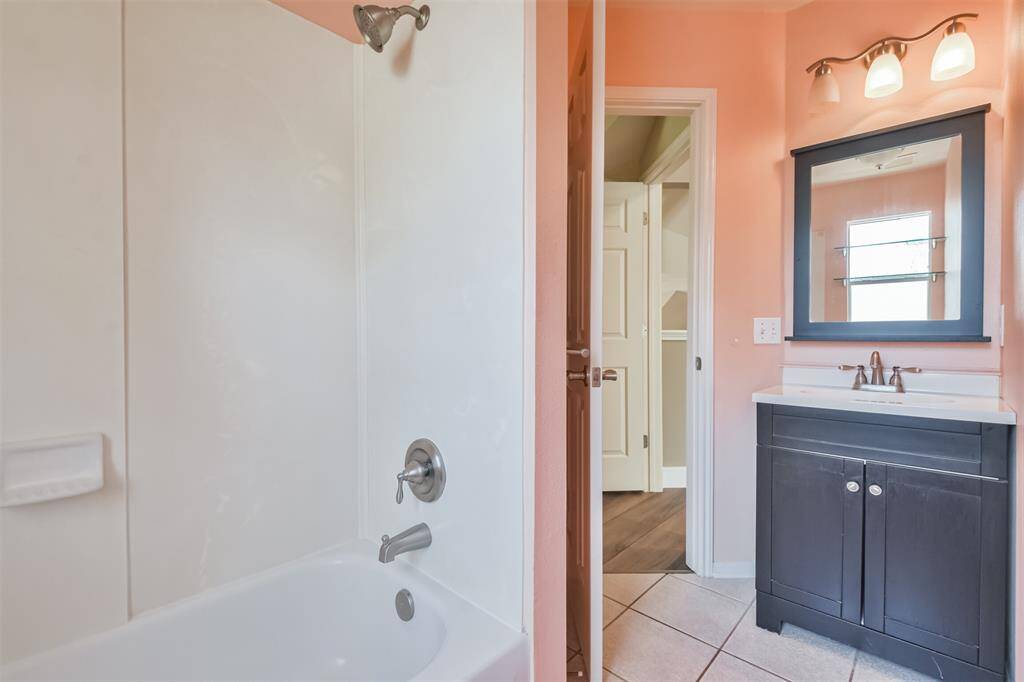 Ensuite bathroom for one of the upstairs bedrooms.