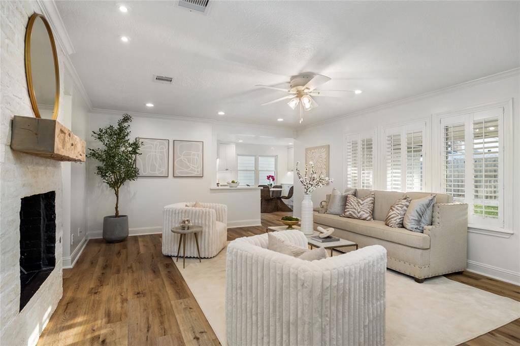 Back to the living room - so much space to enjoy.