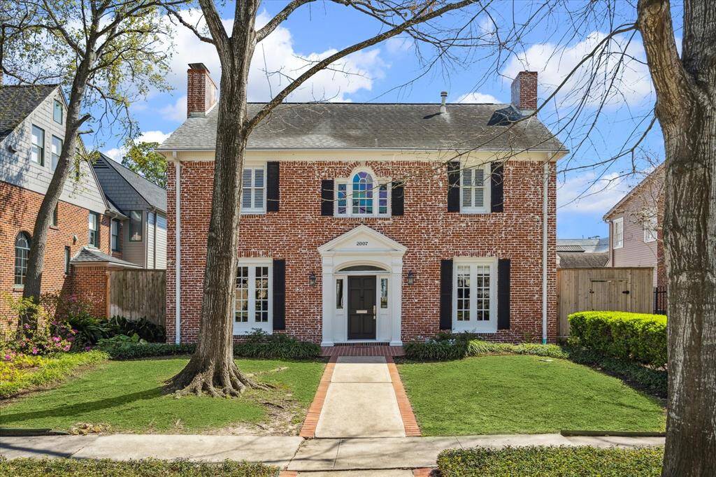 This lovely two-story brick Southampton Place traditional with guest apartment and pool was built in 1935 but was thoughtfully renovated in 2015 and 2016. The total square footage for the home is approximately 3,034 sf.Some of the special features include, built-in speakers in the kitchen, plaster walls with curved corners, plantation shutters and the newer guest apartment adds another 792 sf. per HCAD.