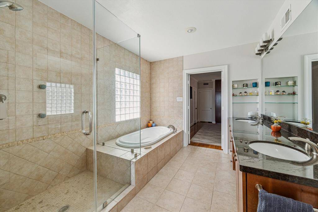 Another view of the  primary  bath.