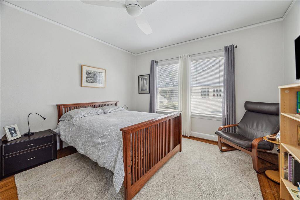 Secondary bedroom.