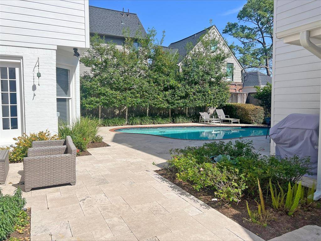 This lovely two-story brick Southampton Place traditional with guest apartment and pool was built in 1935 but was thoughtfully renovated in 2015 and 2016.  The total square footage for the home is approximately 3,034 sf. and the newer guest apartment adds another 792 sf. per HCAD.  The kitchen has 2 ovens (one of the ovens is a steam oven). The kitchen countertops are leathered quartz.