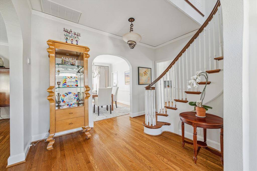 Arched openings and high ceilings.