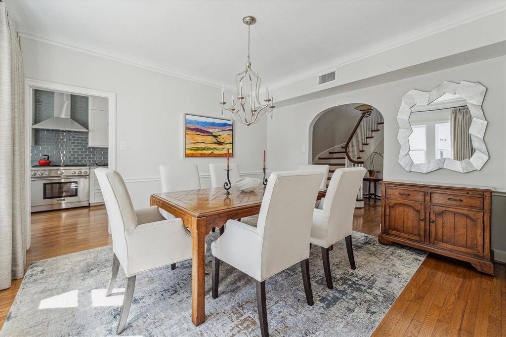 Dining room.