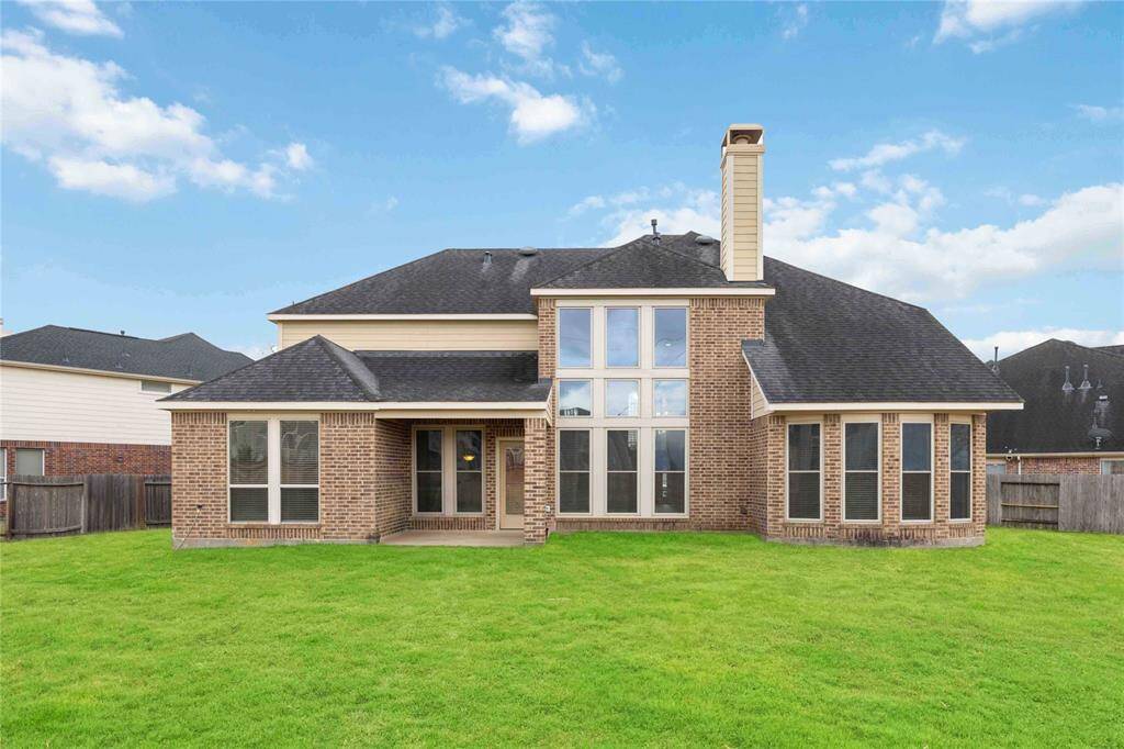 Enormous yard with lots of possibilities!