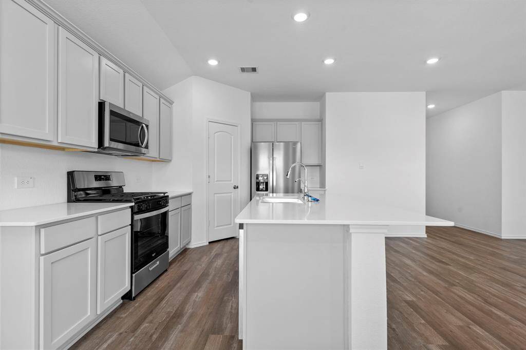 Featuring a clean, contemporary tall stunning cabinetry, elegant finishes, and an efficient layout designed for both everyday cooking and entertaining.  Wait till you see the outstanding walk-in closet!