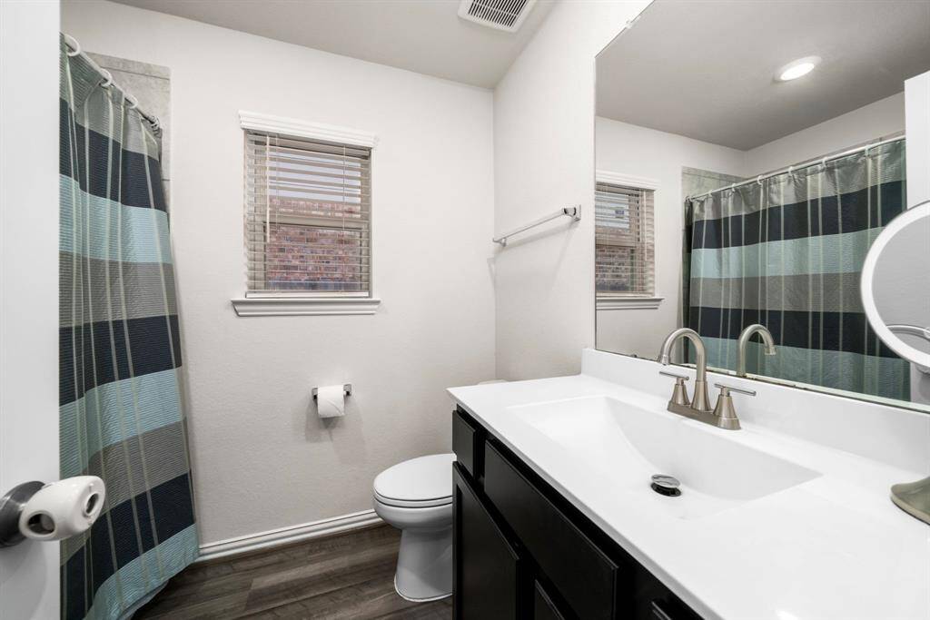Secondary full bathroom that serves the front 2 bedrooms and guests, with tub/shower combo.