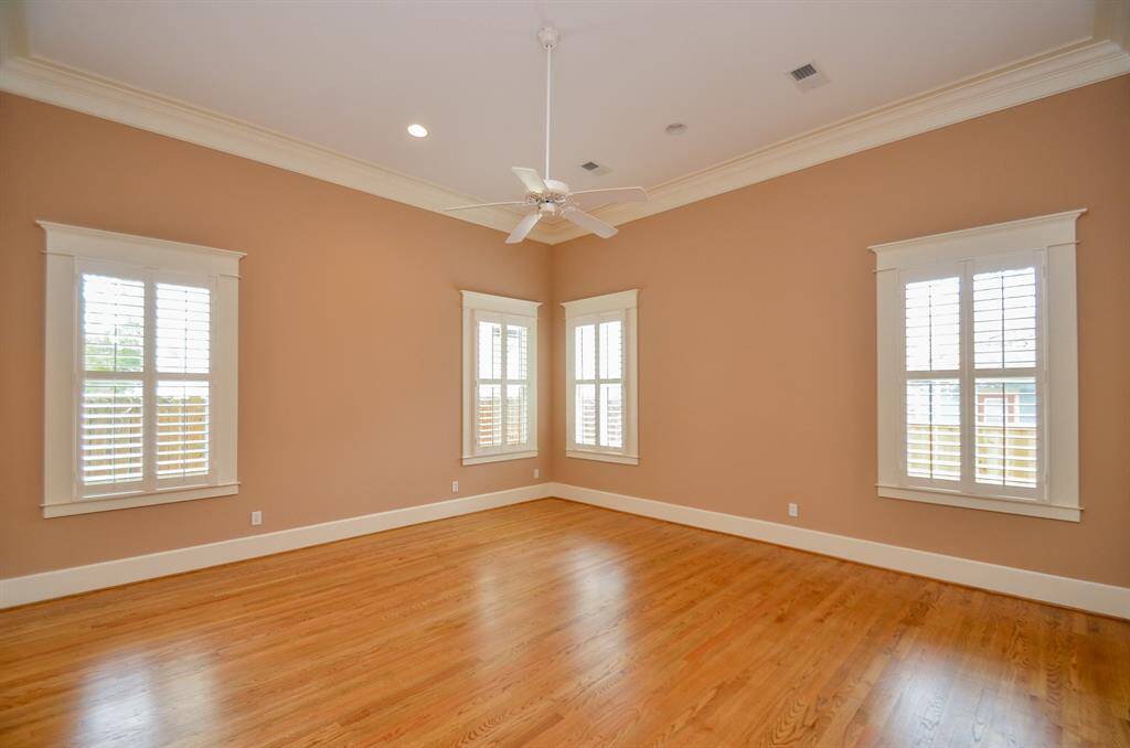 Principal bedroom with lots of natural light. Features large walk-in closet.