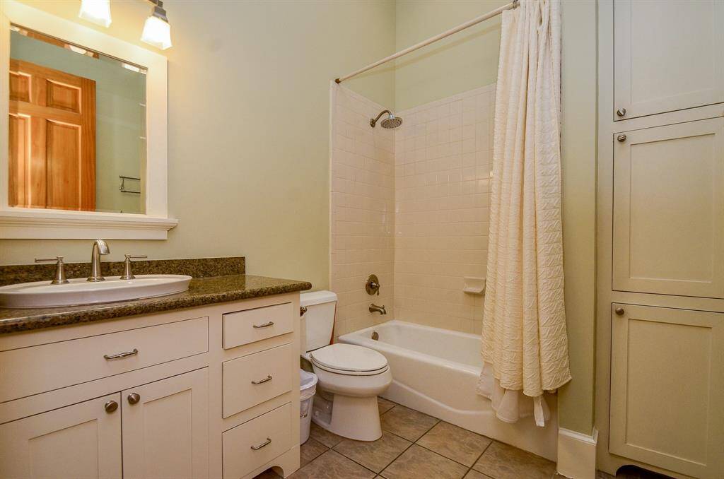 First floor full bath between bedrooms.