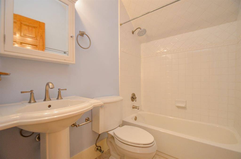 Upstairs bath between bedrooms.