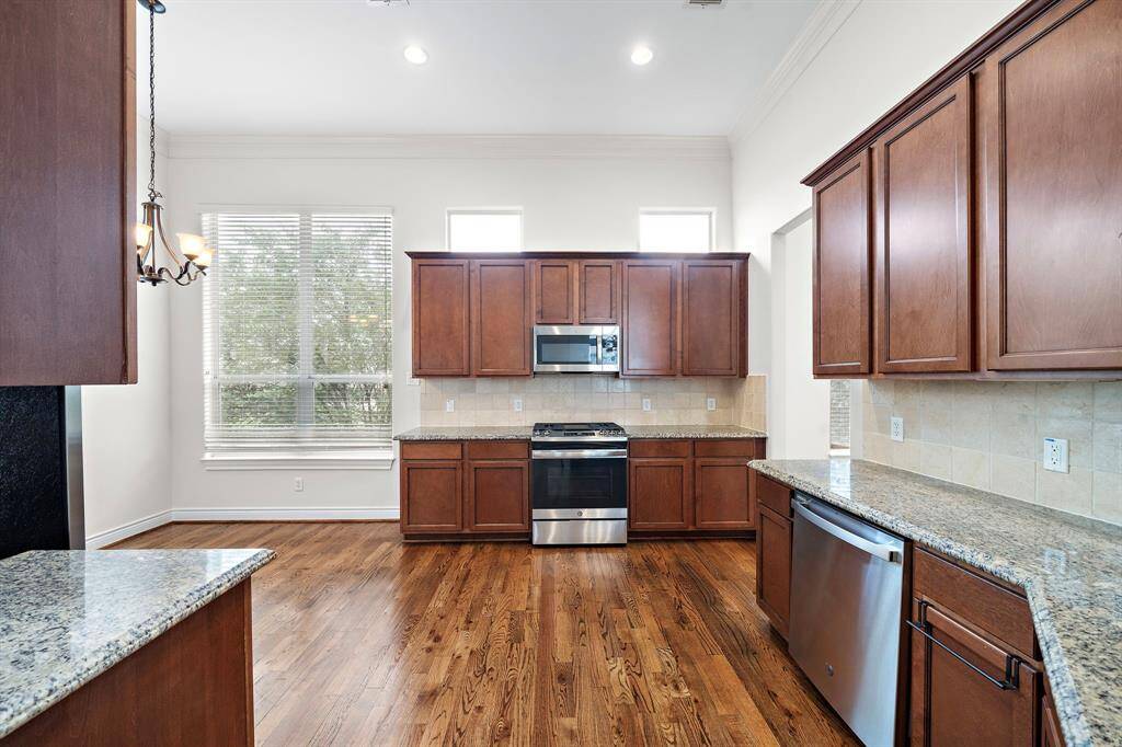 This spacious kitchen is perfect for cooking up your favorite meals with plenty of room to create and entertain!