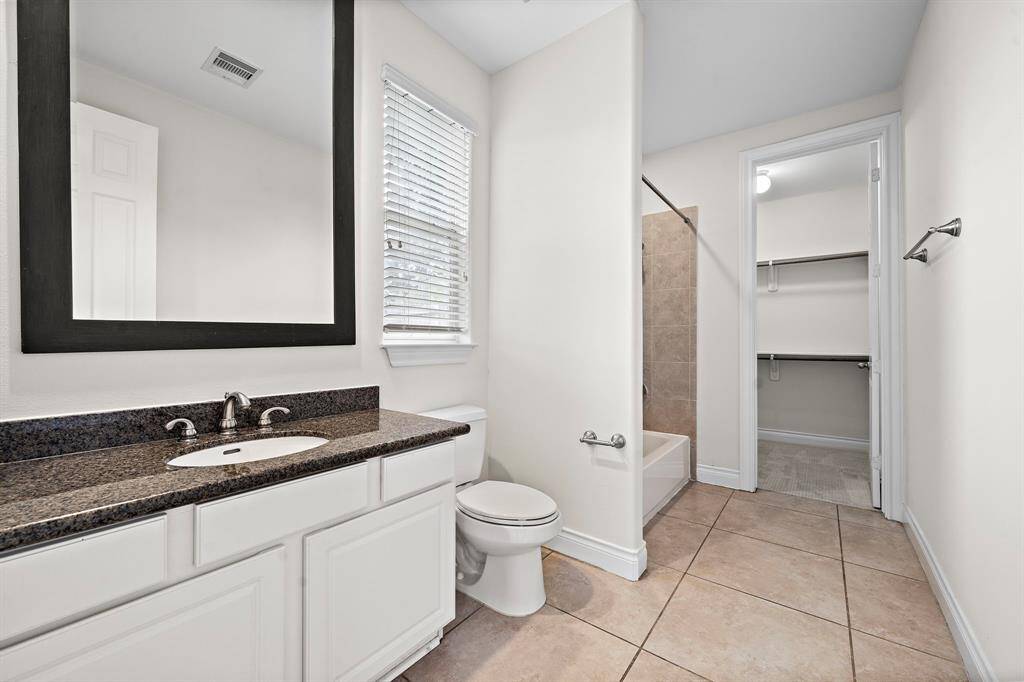 This bathroom offers comfort and elegance in every detail.