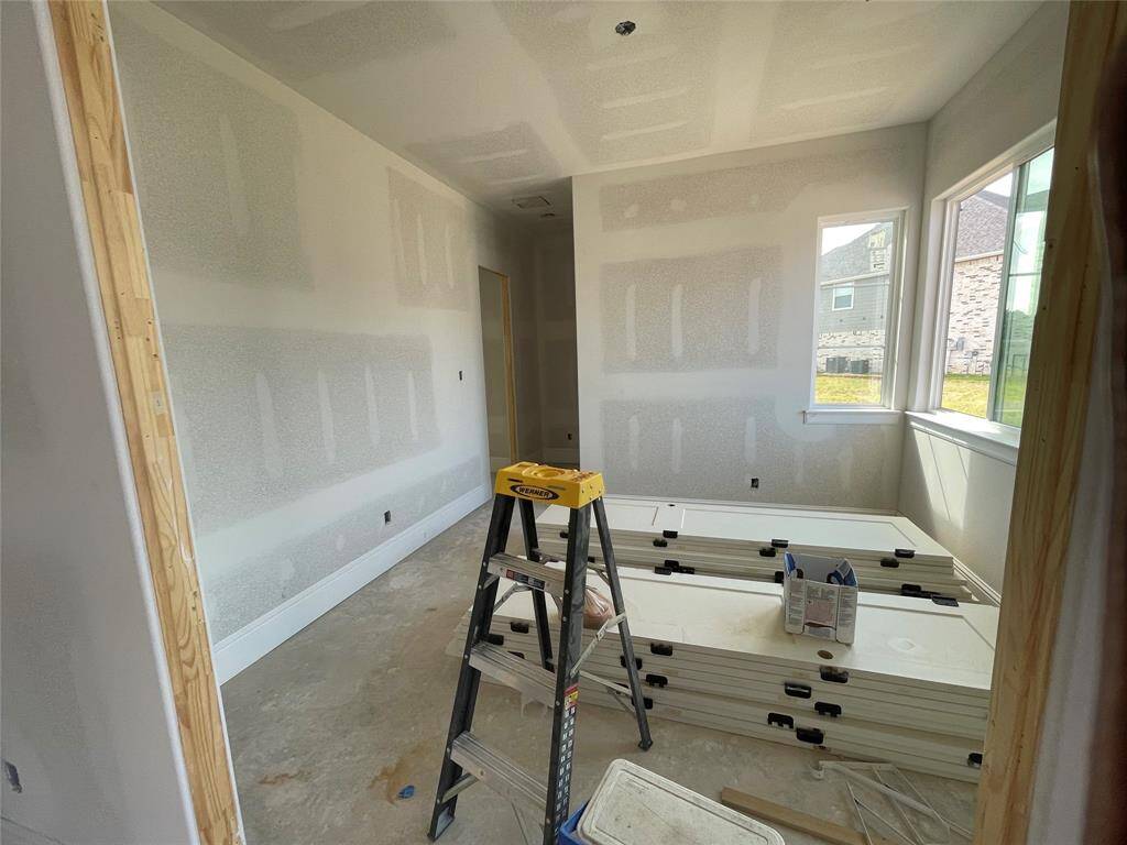 Front secondary bedroom facing the front yard