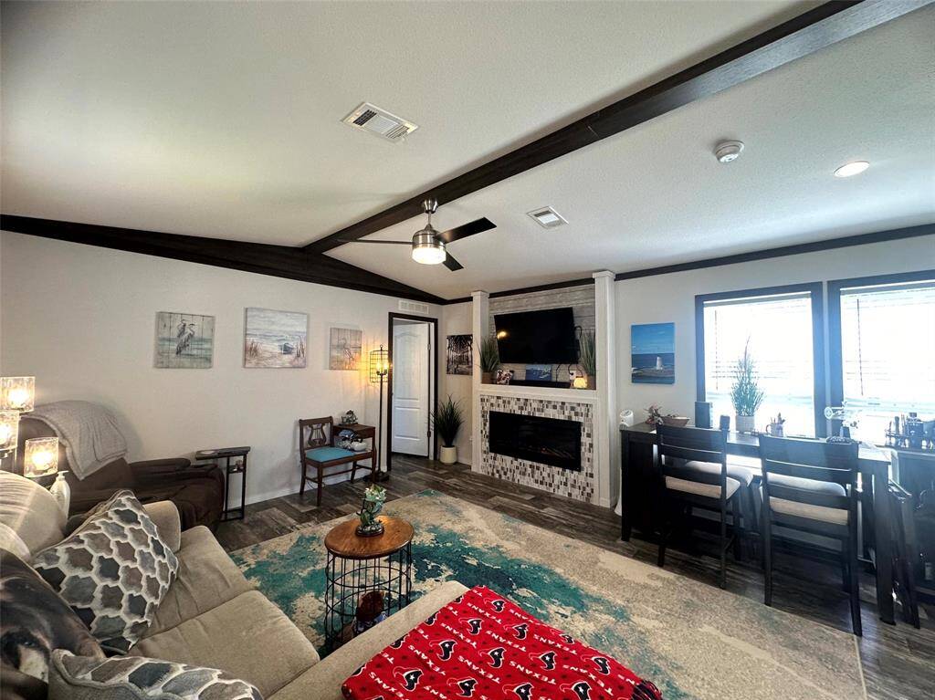 This home is less than 2 years old and better than new!
