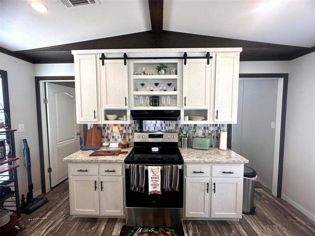 This kitchen is laid out for convenience!