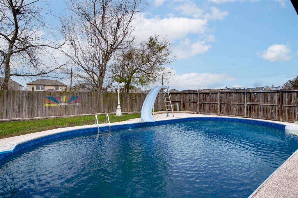 Summertime is coming, Relax on this inground pool! Perfect space for gathering and entertaining.