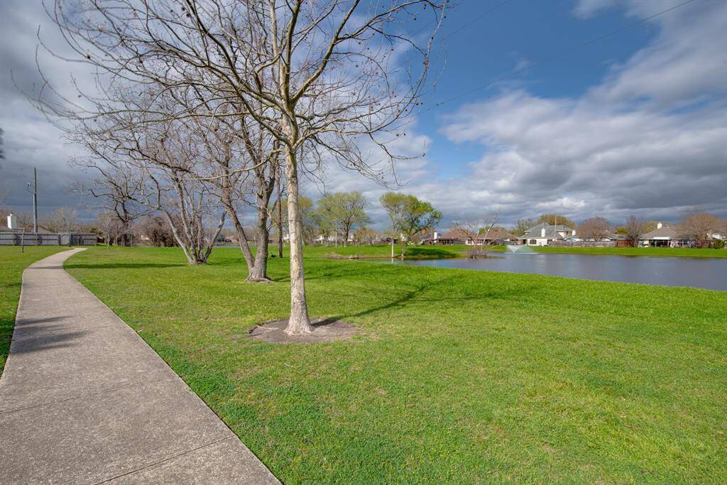 Walking trail, perfect for walking your furry friends.